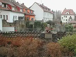 Synagogen-Gedenktafel vor Resten der Stadtmauer
