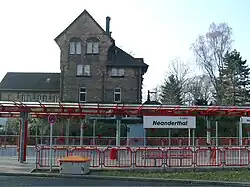 Empfangsgebäude und Bahnhofsvorplatz