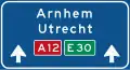 K4: Über der Autobahn befestigte Ankündigung
