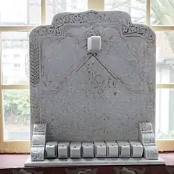 Chanukkia – Leuchter mit acht Öllampen in einer Reihe und einer weiteren als Server zum Anzünden der anderen, jeden Tag eine mehr während des achttägigen Chanukkafestes