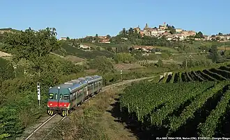 Bahnstrecke mit Blick auf Neive