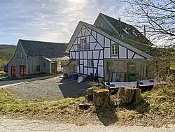 Hof mit angebautem Schuppen