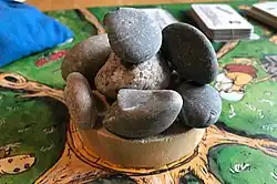 Das Heiligtum: Steine auf einer Holzscheibe