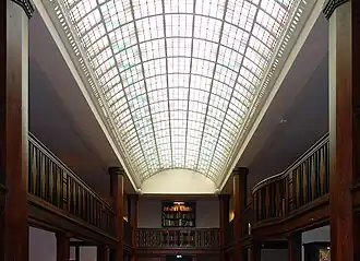 Gläserne Gewölbedecke über dem Jugendstilrestaurant