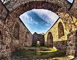 Foto von einer Kirchruinen mit steinernen Grundmauern