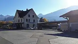 Der Bahnhof von der Strassenseite: Links das Aufnahmegebäude, rechts der Güterschuppen