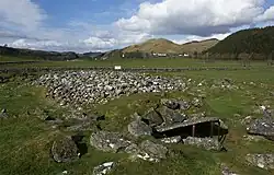Cairn und südliche Steinkiste mit aufgeständertem Deckstein
