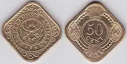 Zwei quadratische Münzen aus hellem Metall nebeneinander, auf einer Ecke stehend. Die linke Münze zeigt in der Mitte eine Blume, darum einen Kreis mit der Inschrift NEDERLANDSE ANTILLEN und Ornamente. Auf der rechten Münze steht 50c, und am Rand sind Ornamente