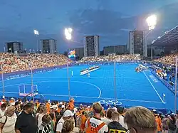 Totale mit aufgebautem Podium und wartendem Siegerteam.