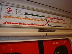 Langschmale Formatvariante des Netzplans der Metro Prag zur Verwendung im Wageninnenraum, lokal scherzhaft Dackel genannt[167]