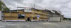 Das Foto zeigt einen Bau mit Gerüst