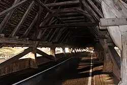 Neubrügg – Innenansicht, Holzkonstruktion und asphaltierte Fahrbahn