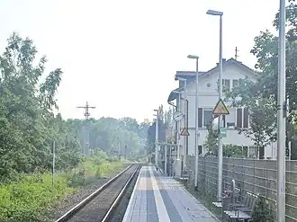 Bahnhof Neuburg (Rhein) (Blickrichtung Wörth) mit dem Bahnsteig und dem ehemaligen Empfangsgebäude
