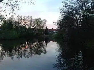 Neudorfer Gemeindeteich in der Abenddämmerung