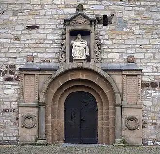 Das Westportal mit der Pietà