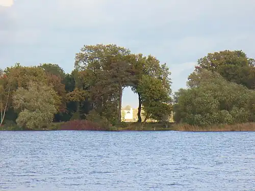 Potsdam, Neuer Garten. Blick vom Marmorpalais zum Pfaueninsel-Schloss, Entfernung etwa 4&nbsp;km