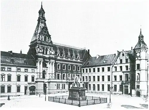 Neues Rathaus (1889)[8] links daneben das Grupello-Haus, auf dem Platz das Jan-Wellem-Reiterdenkmal