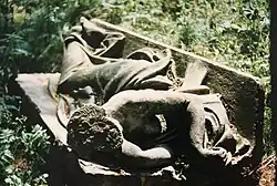 Auffindungssituation auf dem Alten Johannisfriedhof (1991)