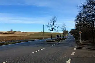 Kreisstraße EBE 5 von Neufarn aus, über den Berg führend, links der höchste Punkt