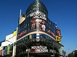 Neukölln-Arcaden – 2011 noch mit der Kinowerbung „Karli“