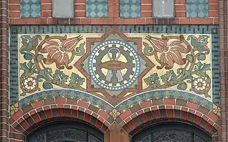 Über der Eingangsloggia links: Symbole der Industrie