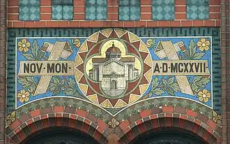 Über der Eingangsloggia Mitte: Gründungsjahr des Stifts Novum&nbsp;Monasterium – 1127