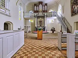Innenansicht mit Blick zum Altar und zur Orgel (2022)