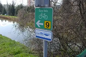 Beschilderung EuroVelo 9 am Thermenradweg bei Wiener Neustadt, Österreich