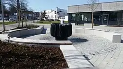 Brunnenskulptur am Brunnenhof des Gymnasiums in Dingolfing