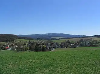 Die flachwellige Neutscher Flasergranitoid-Fläche vor dem Neunkircher-Höhenzug (vom Hundsrück nordwestlich von Neutsch aus aufgenommen)