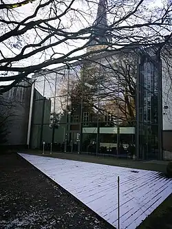 Außenansicht mit Stiftskirche