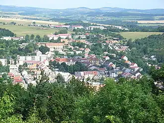 Blick vom Nevděk über Žlutice nach Norden, im Hintergrund das Duppauer Gebirge