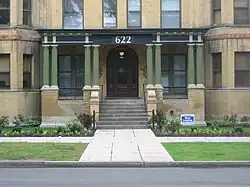 Klassizistische Haustür in einem Luxusapartmenthaus (1898)