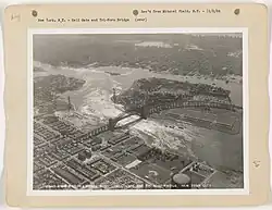 Hängebrücke in Bau neben Hell Gate Bridge, Luftbild 1935