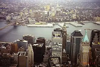 Aus WTC&nbsp;2 (1994): Rechts der Bildmitte 28&nbsp;Liberty Street, 70&nbsp;Pine, 60&nbsp;Wall, 40&nbsp;Wall, 32&nbsp;Old Slip