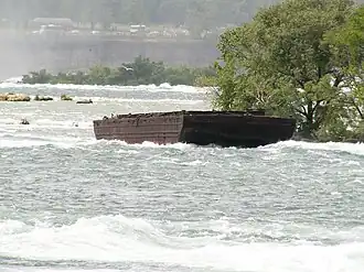 1912 auf Grund gesetztes Müllschiff oberhalb der Fälle