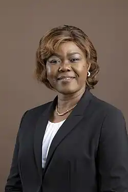 Nialé Kaba. Porträt einer afrikanischen Frau im schicken Kostüm.