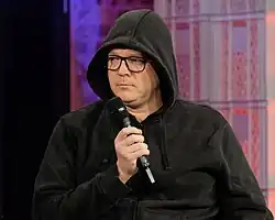 Nico Semsrott in schwarzer Kapuzenjacke