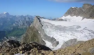 Nidfurner Turm und Guppenfirn von Nordosten, ganz links Tödi und rechts über dem Guppenfirn der Bächistock