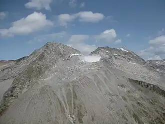 Der Niedere Weißzint (links) von Süden, rechts der Hohe Weißzint, dazwischen die Gletscherreste des Weißzintferners