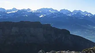 Niederhorn von Norden vor Blüemlisalp in der Bildmitte und Gspaltenhorn am Horizont links der Sendeantenne