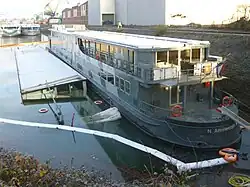 Dach der gesunkenen Pure-Liner&nbsp;2 am Tag nach der Havarie bei Pegelstand 515 und einige Tage später bei Pegelstand 286; rechts zunächst noch das Schwesterschiff Pure-Liner&nbsp;1.