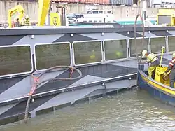 Nach Anbringen von Stahltrossen unter dem Rumpf der Pure-Liner&nbsp;2 konnten die Schwimmkräne HEBO-Lift&nbsp;6 und HEBO-Lift&nbsp;7 den Havaristen gemeinsam anheben; links daneben das Mehrzweckschiff HEBO-Cat&nbsp;15.