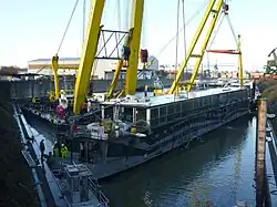 Die gehobene Pure-Liner&nbsp;2 an den Haken der Schwimmkräne HEBO-Lift&nbsp;6 und HEBO-Lift&nbsp;7 und beim Auspumpen.