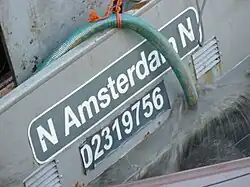 Die gehobene Pure-Liner&nbsp;2 an den Haken der Schwimmkräne HEBO-Lift&nbsp;6 und HEBO-Lift&nbsp;7 und beim Auspumpen.