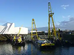 Nach Anbringen von Stahltrossen unter dem Rumpf der Pure-Liner&nbsp;2 konnten die Schwimmkräne HEBO-Lift&nbsp;6 und HEBO-Lift&nbsp;7 den Havaristen gemeinsam anheben; links daneben das Mehrzweckschiff HEBO-Cat&nbsp;15.