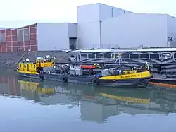 Ölbekämpfungsschiff und Bilgenentölungsboot im Einsatz.