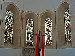 Altar und Buntglasfenster