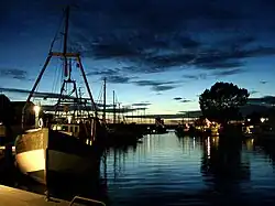 Niendorfer Hafen bei Einbruch der Dunkelheit