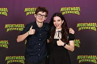 Die Hauptdarsteller David Howard Thornton, Elliott Fullam und Lauren LaVera